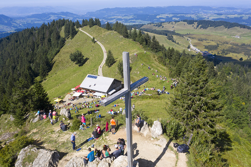 Hittisau  am 5.9.2021 Polizei Gipfelmesse auf dem Berg Hochhaederich mit viel Prominenz. Bischof Benno Elbs ist seit Anfang an dabei, bei der 20. Auflage bei herrlichem Wetter war auch LH Markus Wallner mit Gattin Sonja, Landespolizeidirektor Hans-Pe