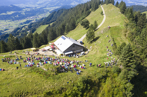 Hittisau  am 5.9.2021 Polizei Gipfelmesse auf dem Berg Hochhaederich mit viel Prominenz. Bischof Benno Elbs ist seit Anfang an dabei, bei der 20. Auflage bei herrlichem Wetter war auch LH Markus Wallner mit Gattin Sonja, Landespolizeidirektor Hans-Pe