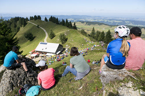 Hittisau  am 5.9.2021 Polizei Gipfelmesse auf dem Berg Hochhaederich mit viel Prominenz. Bischof Benno Elbs ist seit Anfang an dabei, bei der 20. Auflage bei herrlichem Wetter war auch LH Markus Wallner mit Gattin Sonja, Landespolizeidirektor Hans-Pe