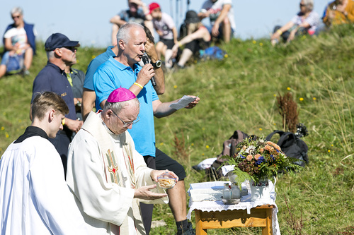 Hittisau  am 5.9.2021 Polizei Gipfelmesse auf dem Berg Hochhaederich mit viel Prominenz. Bischof Benno Elbs ist seit Anfang an dabei, bei der 20. Auflage bei herrlichem Wetter war auch LH Markus Wallner mit Gattin Sonja, Landespolizeidirektor Hans-Pe